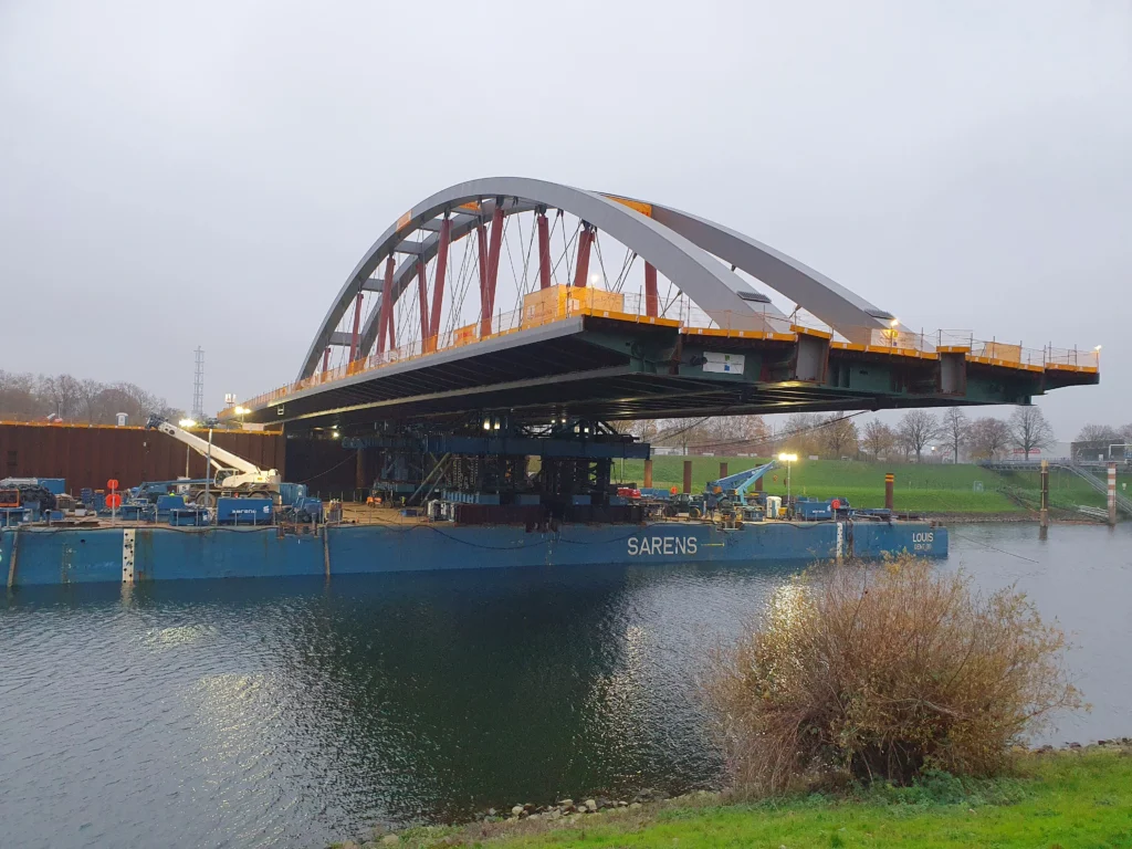 Stahlbogenbrücke beim Einschwimmen