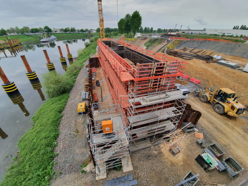 Bauarbeiten an einem großen Infrastrukturbauwerk
